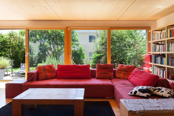 Rote Diwan eines modernen Hauses — Stockfoto