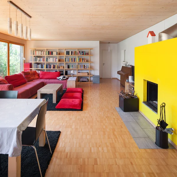 Oturma odası, kırmızı divan ve şömine — Stok fotoğraf
