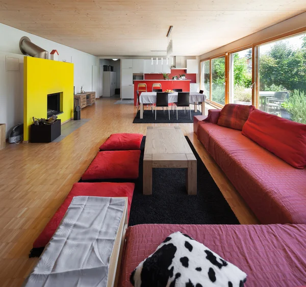 Красный диван современного дома — стоковое фото