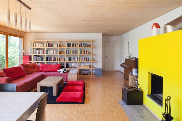 Rode divan, woonkamer en open haard — Stockfoto