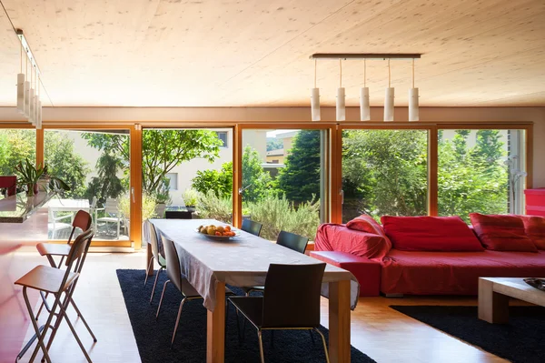 Mesa de comedor y diván rojo — Foto de Stock