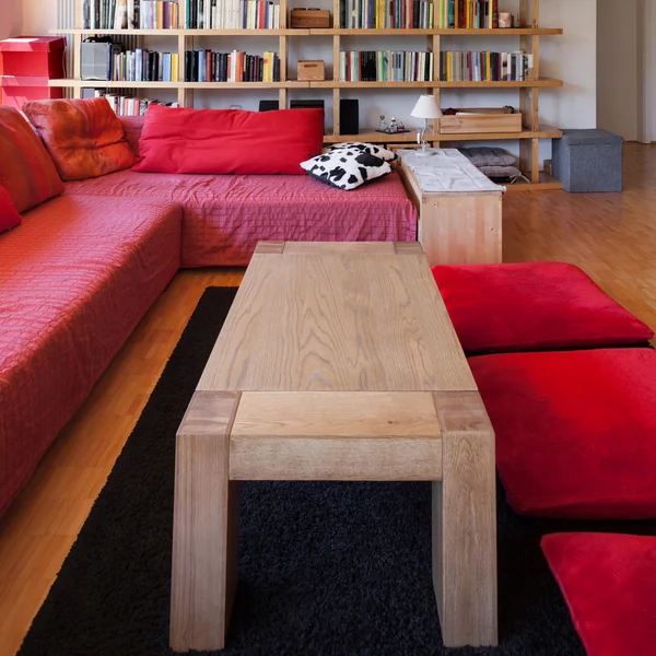 Divan rouge d'une maison moderne — Photo