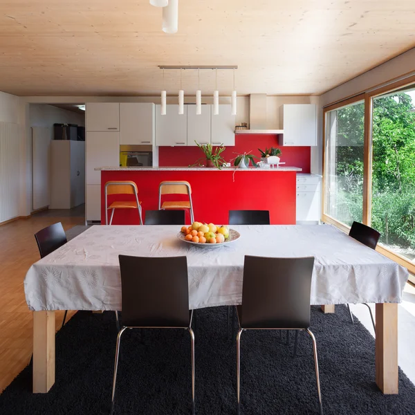Interior, mesa de comedor y cocina —  Fotos de Stock