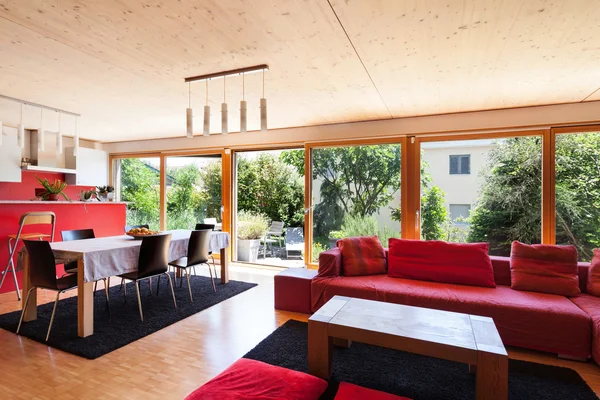 Rode divan, interieur en keuken — Stockfoto