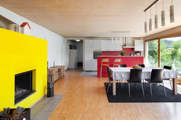 Interieur, woonkamer met gele haard — Stockfoto