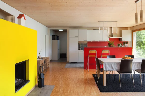 Innenraum, Wohnzimmer mit gelbem Kamin — Stockfoto