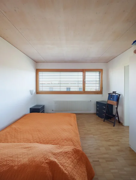 Interior, dormitorio con ventana grande — Foto de Stock