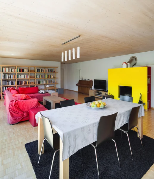 Wohnzimmer mit Esstisch und Kamin — Stockfoto