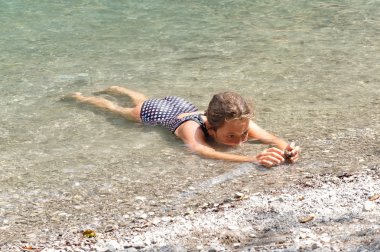 Kız sahilde rahatlatıcı 