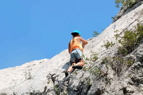 Girl is climbing on  the top of a mountain — Stock Photo, Image