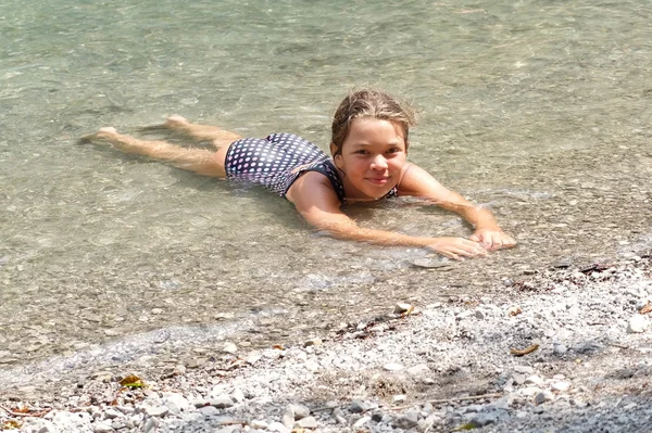 Mädchen entspannt sich am Ufer — Stockfoto