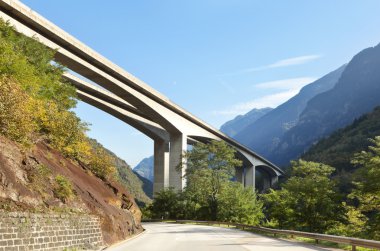 Modern yolu köprüsü çimento