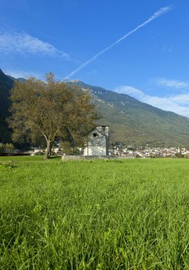 Doğa ile çevrili küçük kilise