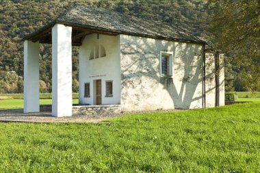 Doğa ile çevrili küçük kilise