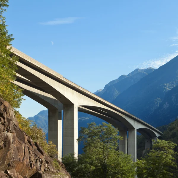 Сучасні автомобільного мосту в цементної — стокове фото
