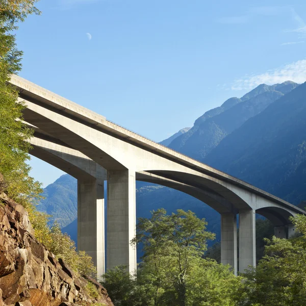 Puente de carretera moderno en cemento — Foto de Stock
