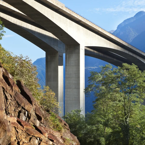 Puente de carretera moderno en cemento — Foto de Stock