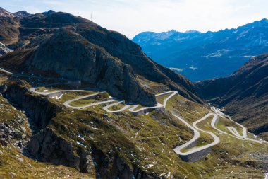 İsviçre dağlarındaki Gotthard Geçidi 'nde Tremola Yolu. Güneşli bir gün, içeride kimse yok.