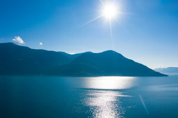 Krajobraz Jeziora Maggiore Jesienny Dzień Podświetlenie Woda — Zdjęcie stockowe