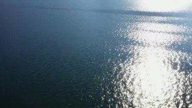 İsviçre 'deki Maggiore Gölü' nün yüzeyinde. Güneşli bir gün. 