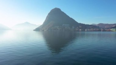 Arka planda San Salvatore ile Lugano Gölü 'nün havadan görüntüsü. Dolly, İsviçre 'de İHA' yla havadan ateş ediyor. İçeride kimse yok.