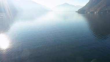 Arka planda Melide köprüsü olan Lugano Gölü 'nün havadan görüntüsü. Dolly, İsviçre 'de İHA' yla havadan ateş ediyor. Dalgaların suyunu kapat.