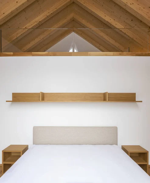 白い壁と堅木の床と現代の家のインテリア ロフト付きのベッドルームのフロントビュー 誰も中に — ストック写真