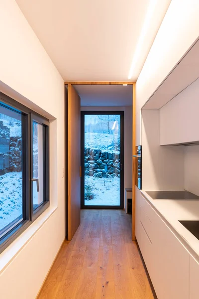 Detail Chodby Bílé Moderní Kuchyně Okny Výhledem Přírodu Sníh Nikdo — Stock fotografie