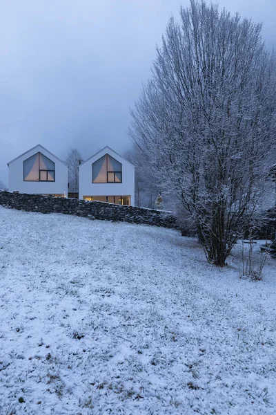 Casa Branca Moderna Com Grandes Janelas Rodeadas Por Natureza Neve — Fotografia de Stock