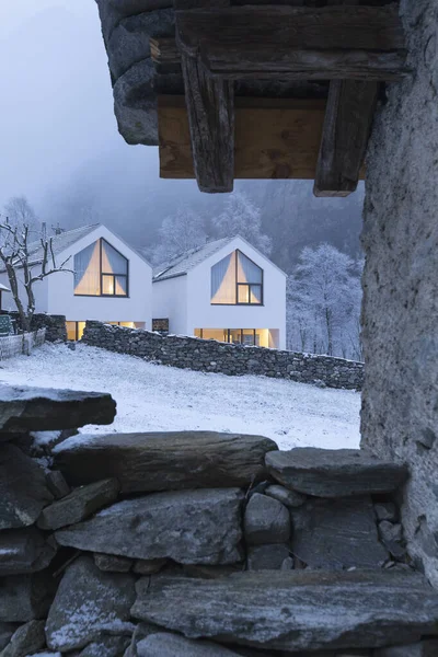 Moderna Casa Blanca Con Grandes Ventanales Rodeados Montaña Nieve Niebla —  Fotos de Stock
