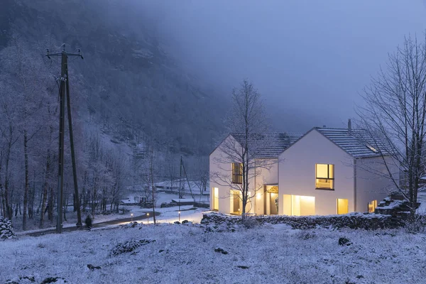 Nowoczesny Biały Dom Lekkimi Oknami Otoczony Górami Śniegiem Drzewami Nastrój — Zdjęcie stockowe