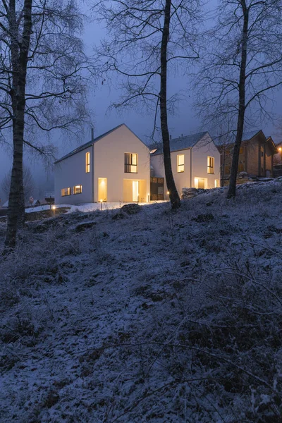 Casa Branca Moderna Com Janelas Claras Rodeadas Montanha Neve Árvores — Fotografia de Stock