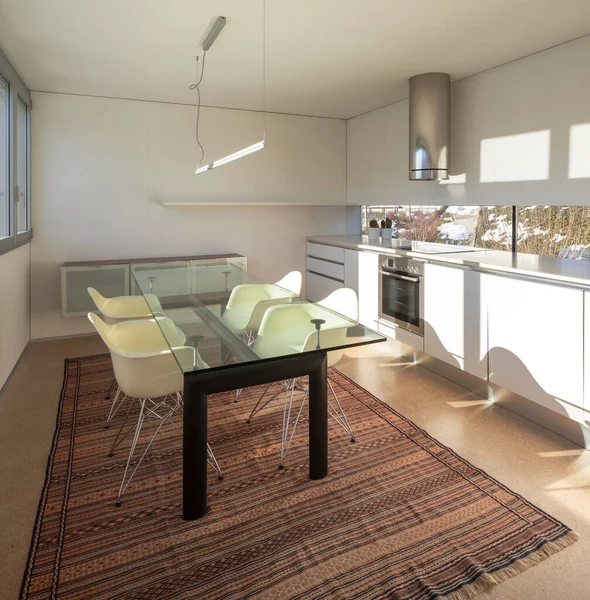 Cozinha Luxuosa Com Mesa Jantar Quatro Cadeiras Interior — Fotografia de Stock