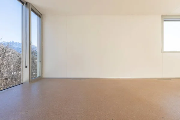Prázdný Slunný Pokoj Interiér Bílou Malovanou Stěnou Velké Okno Moderní — Stock fotografie