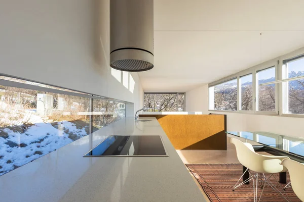 Keuken Met Eetkamer Van Een Gezellig Modern Appartement Groot Raam — Stockfoto