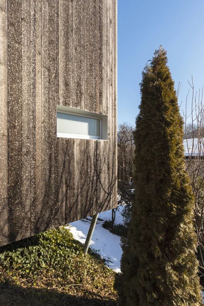 Detail Van Modern Houten Huis Met Een Raam Een Boom — Stockfoto