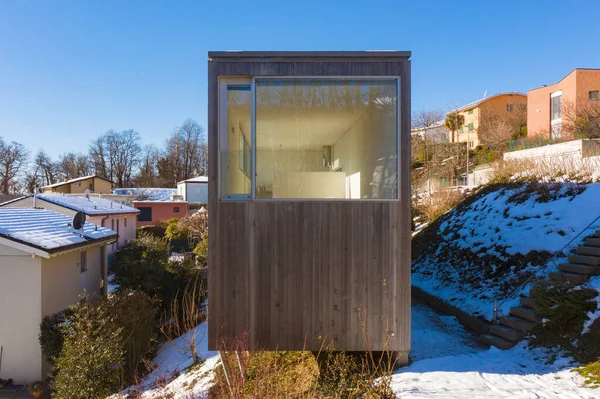Klein Houten Huis Minimaal Gelegen Zwitserland Plaats Voor Één Gezin — Stockfoto