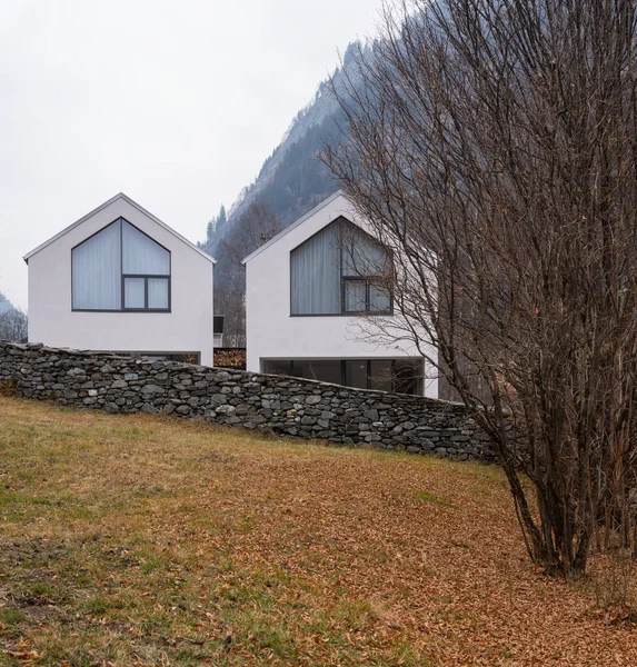 Casa Branca Rodeada Natureza Floresta Nevoeiro Inverno Edifício Vale Suíço — Fotografia de Stock