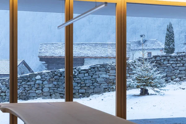 Intérieur Une Salle Manger Avec Une Grande Baie Vitrée Personne — Photo