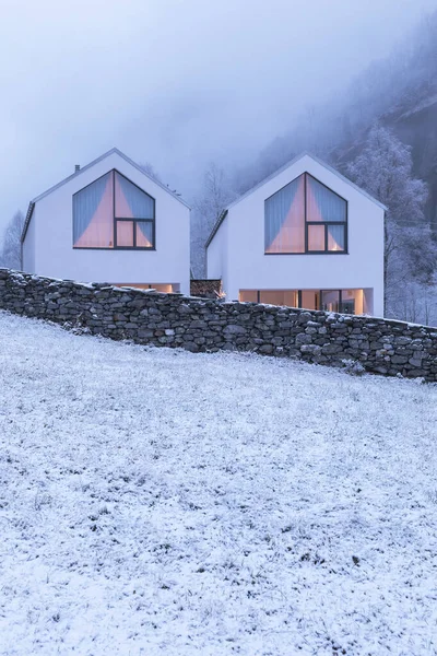 Maison Blanche Moderne Avec Grandes Fenêtres Entourées Nature Neige Brouillard — Photo