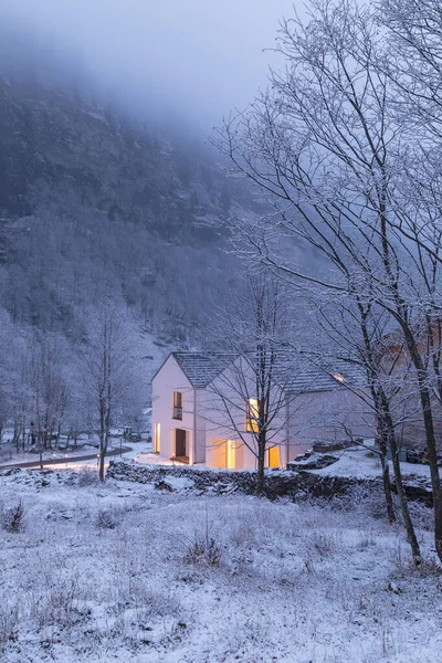 Casa Branca Moderna Com Janelas Claras Rodeadas Montanha Neve Árvores — Fotografia de Stock