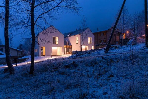 Casa Branca Moderna Com Janelas Claras Rodeadas Montanha Neve Árvores — Fotografia de Stock