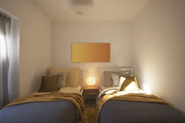 Современная Спальня Двумя Односпальными Кроватями Чистыми Простынями Большой Подушкой Сверху — стоковое фото