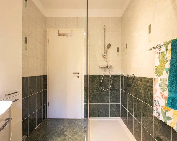 Cuarto Baño Con Ducha Cristal Azulejos Verde Blanco Puerta Está — Foto de Stock