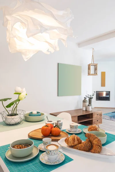 Close Van Elegante Romantische Witte Tafel Klaar Voor Het Ontbijt — Stockfoto