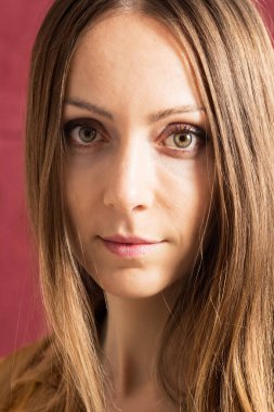 Makyajsız genç bir kadının resmi..