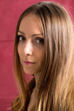 Makyajsız genç bir kadının resmi..