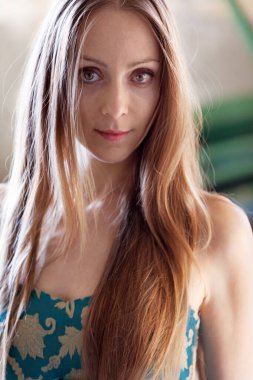 Zarif elbiseli bir model, baştan çıkarıcı bir bakışla hedefe doğru yürüyor.. 