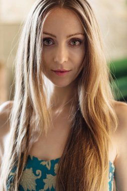 Zarif elbiseli bir model, baştan çıkarıcı bir bakışla hedefe doğru yürüyor.. 