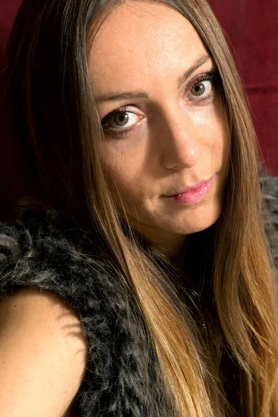 Woman Fur Pose Sitting Front Bordeaux Background Studio — Stock Photo, Image